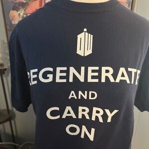 Doctor Who “Regenerate And Carry On” Navy Blue T-Shirt Size Medium.